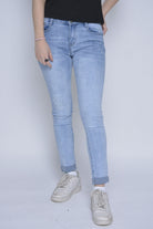 ميكا بنطلون جينز سكيني نسائي بنقشة خفيفة علي الركبة