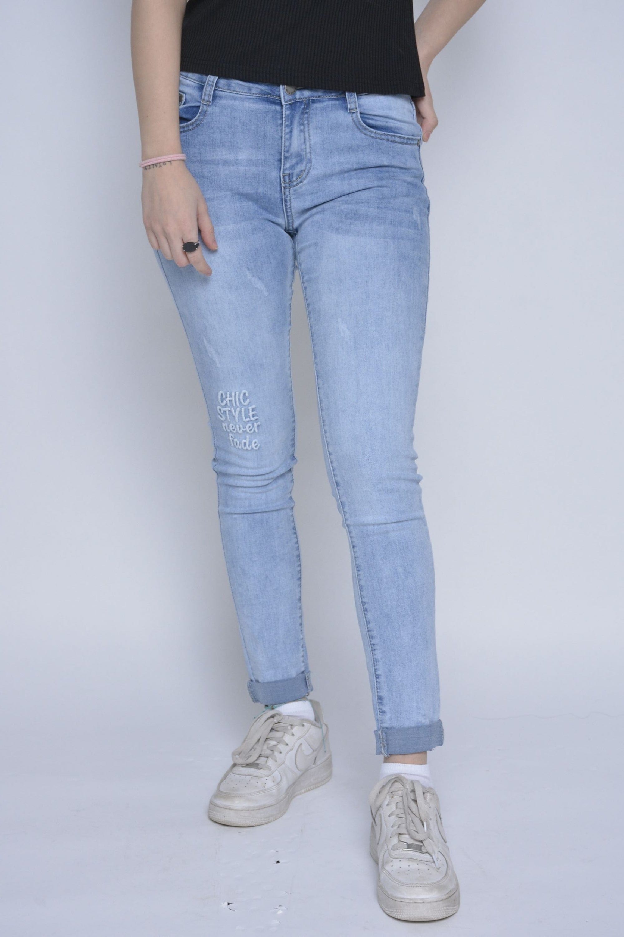 ميكا بنطلون جينز سكيني نسائي بنقشة خفيفة علي الركبة