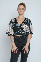 ميكا بلوزة مشجرة قصيرة سبعة برباط جانبي كم قصير نسائي