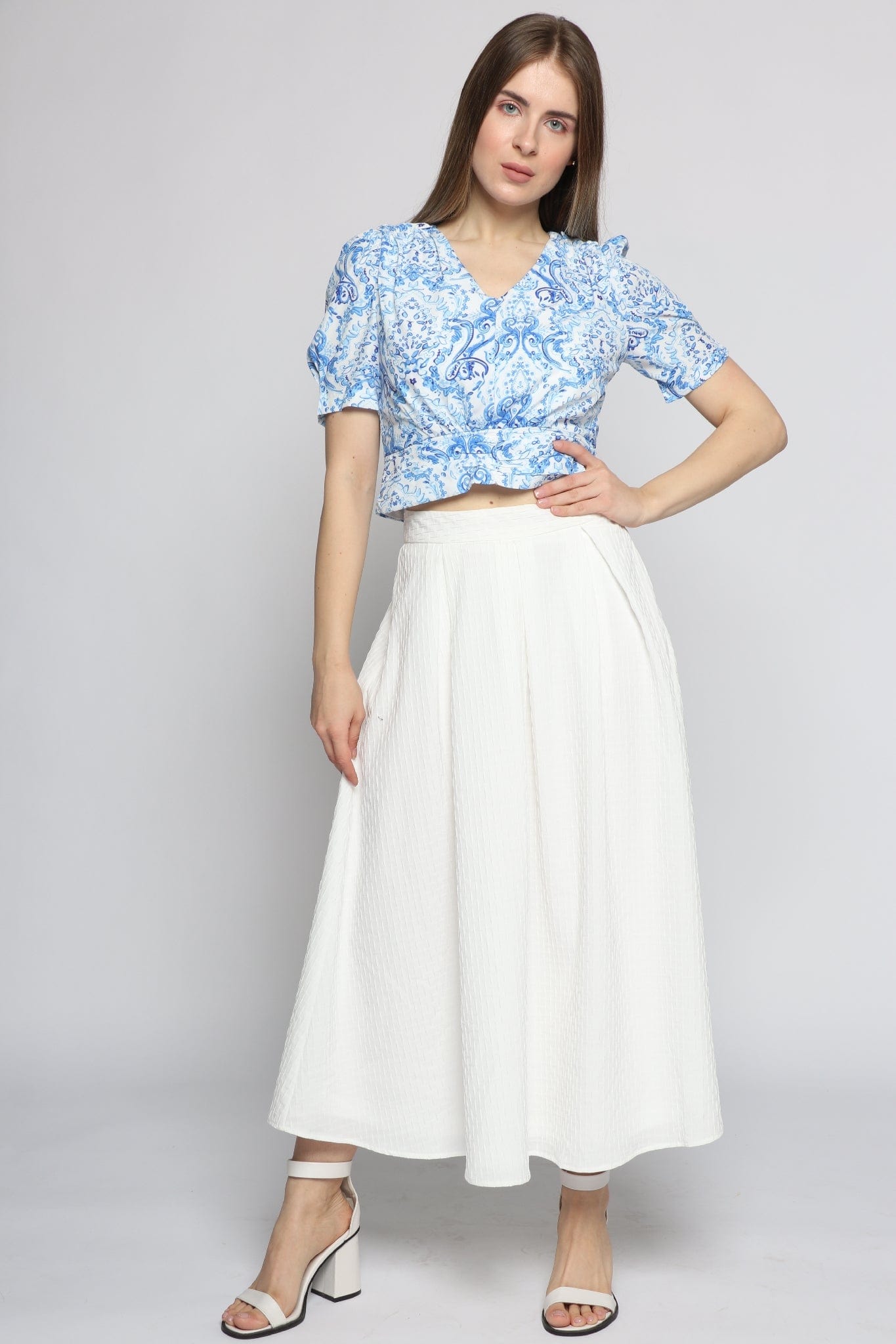 ميكا بلوزة بأكمام قصيرة منقوشة بفتحة صدر سبعة