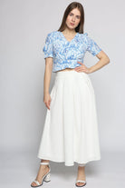 ميكا بلوزة بأكمام قصيرة منقوشة بفتحة صدر سبعة