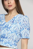 ميكا بلوزة بأكمام قصيرة منقوشة بفتحة صدر سبعة