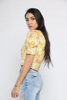 ميكا بلوزة بأكمام قصيرة منقوشة بفتحة صدر سبعة