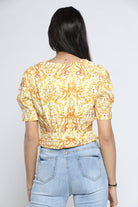 ميكا بلوزة بأكمام قصيرة منقوشة بفتحة صدر سبعة