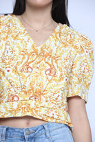 ميكا بلوزة بأكمام قصيرة منقوشة بفتحة صدر سبعة