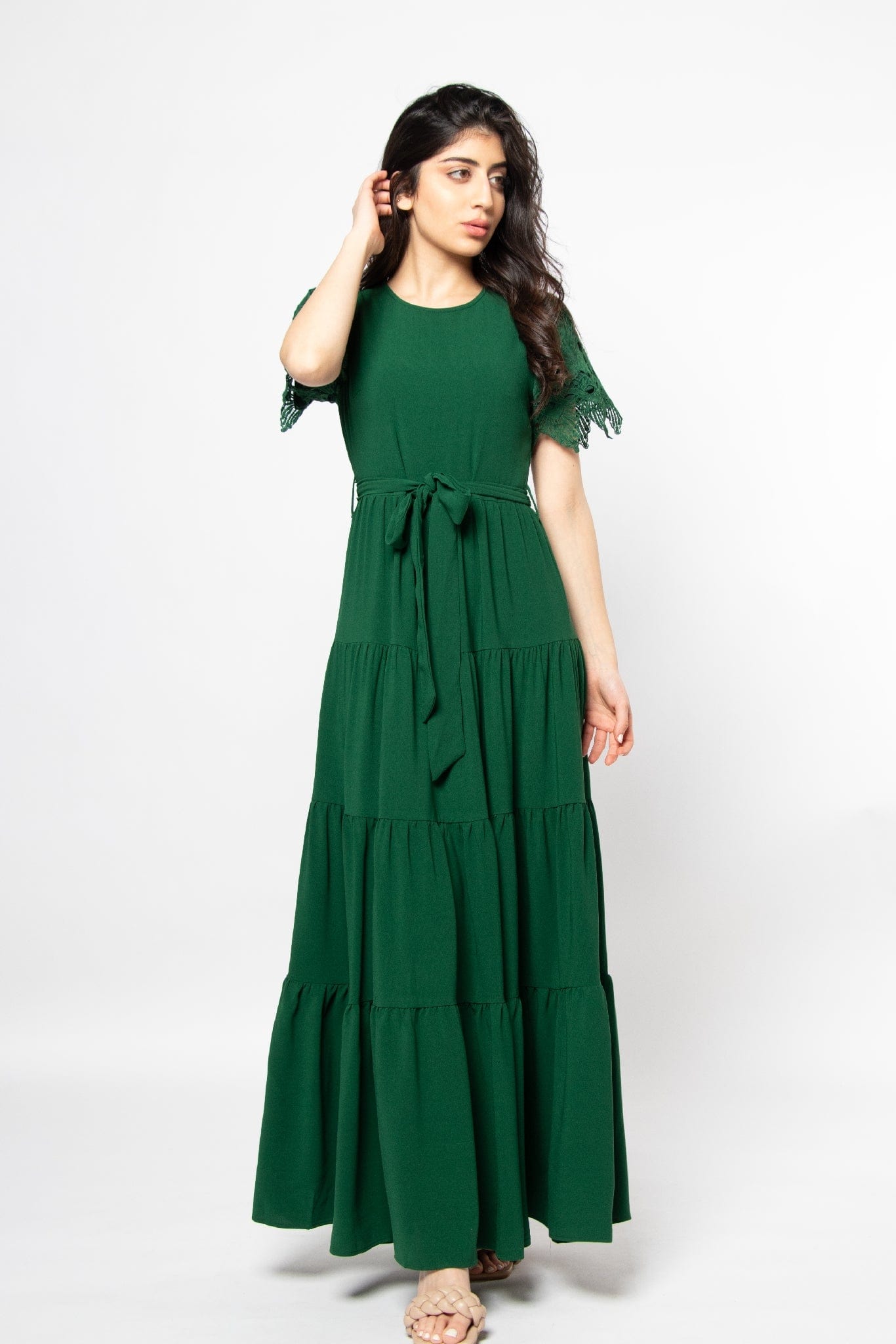 ميكا فستان طويل بأكمام قصيرة بياقة دائرية مزين بدانتيل على الكم