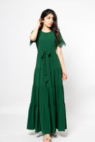 ميكا فستان طويل بأكمام قصيرة بياقة دائرية مزين بدانتيل على الكم