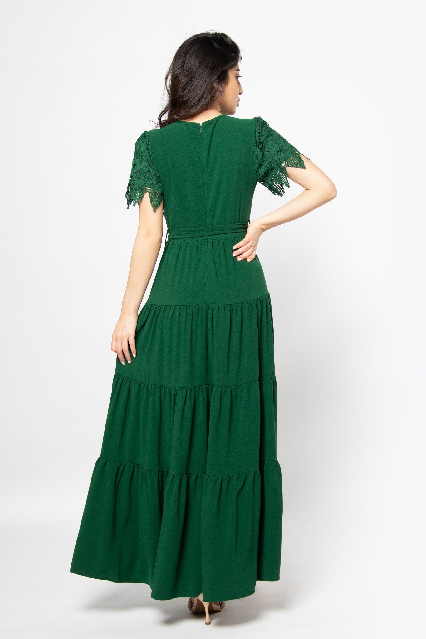 ميكا فستان طويل بأكمام قصيرة بياقة دائرية مزين بدانتيل على الكم