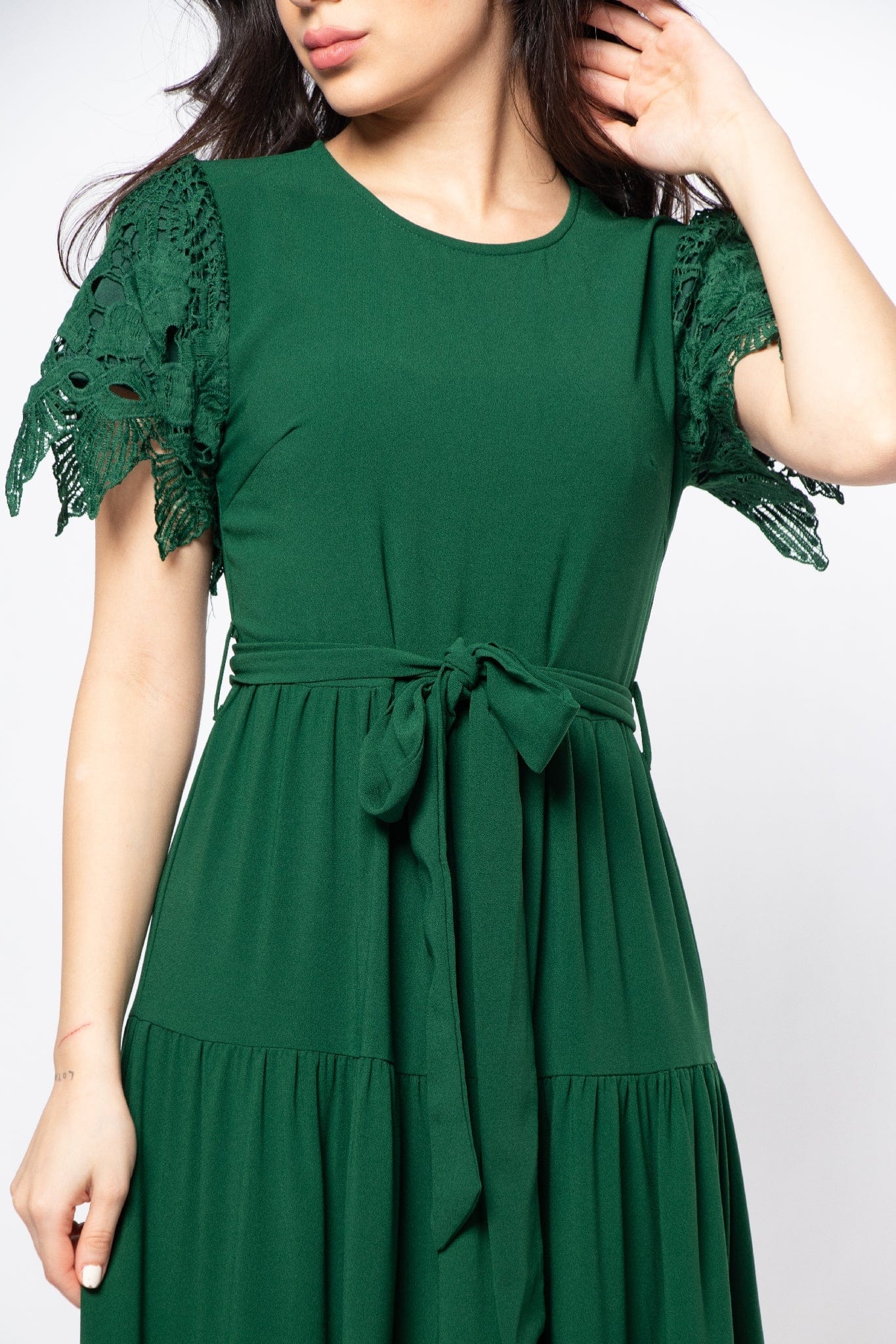 ميكا فستان طويل بأكمام قصيرة بياقة دائرية مزين بدانتيل على الكم