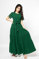 ميكا فستان طويل بأكمام قصيرة بياقة دائرية مزين بدانتيل على الكم