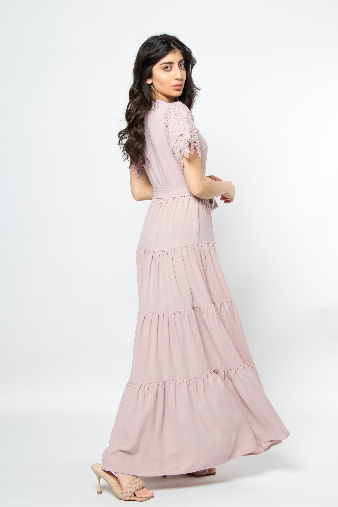 ميكا فستان طويل بأكمام قصيرة بياقة دائرية مزين بدانتيل على الكم