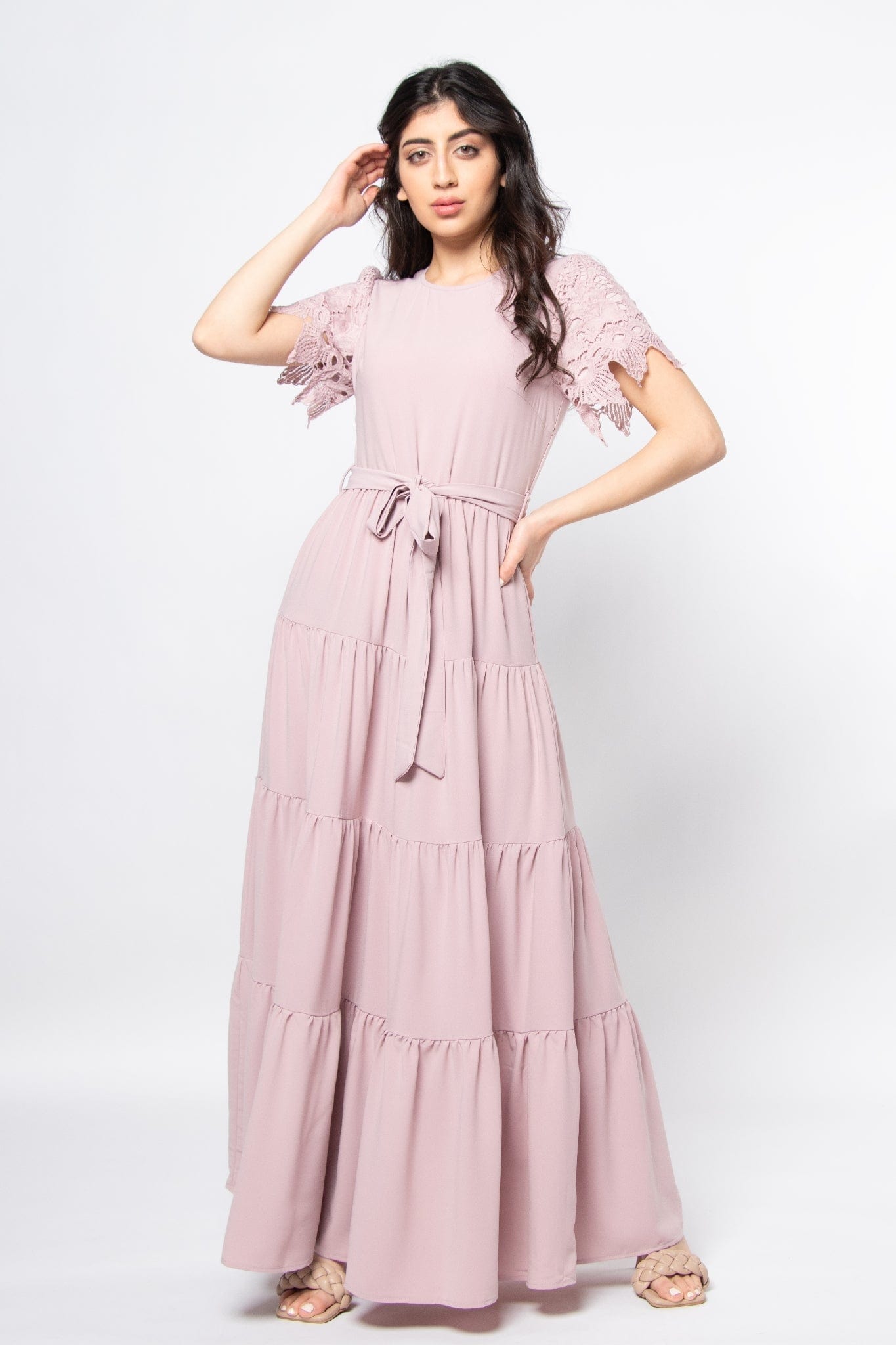 ميكا فستان طويل بأكمام قصيرة بياقة دائرية مزين بدانتيل على الكم