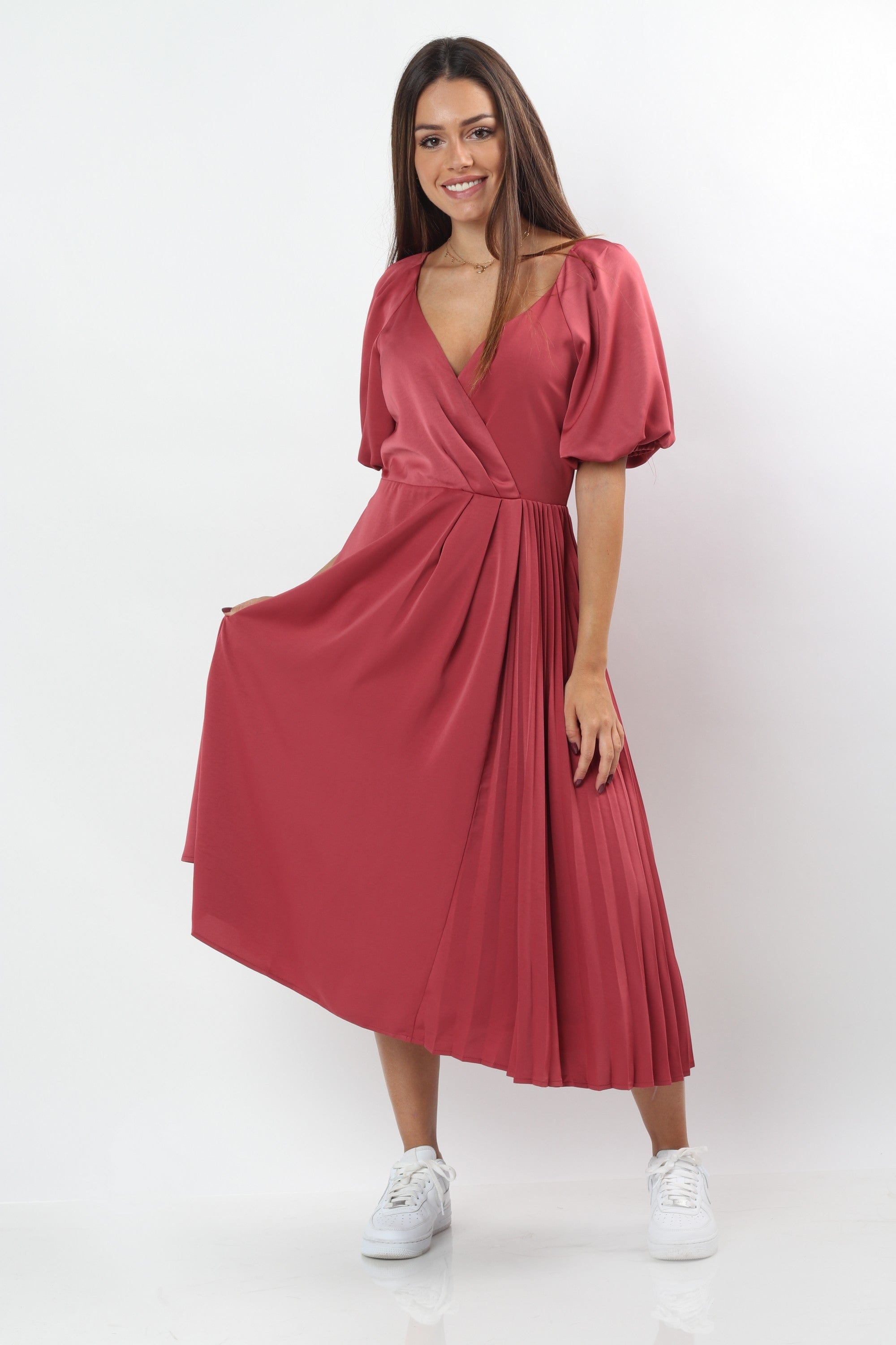 ميكا فستان ميدي كلوش ستان بفتحة صدر بكم قصير