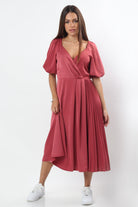 ميكا فستان ميدي كلوش ستان بفتحة صدر بكم قصير