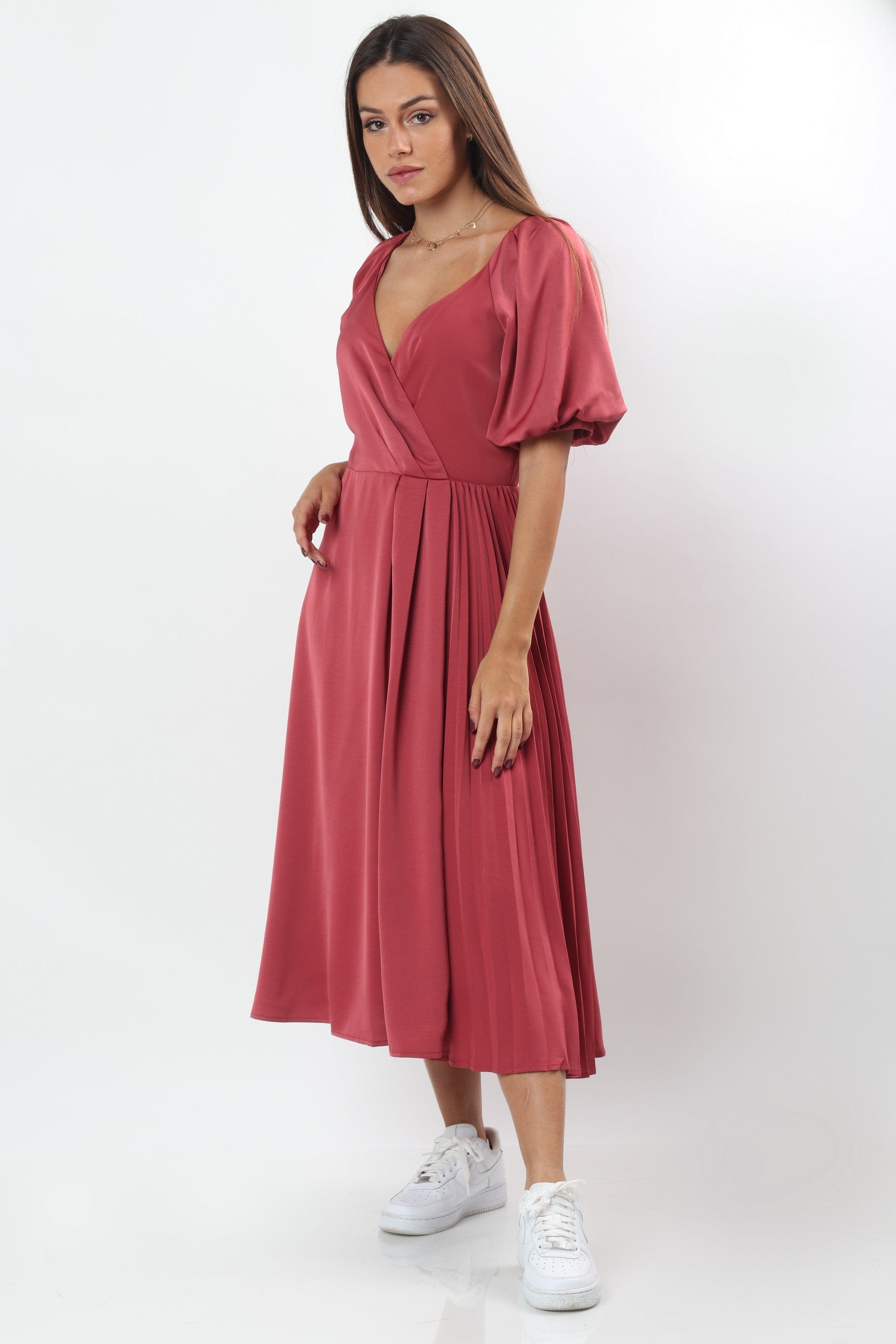 ميكا فستان ميدي كلوش ستان بفتحة صدر بكم قصير