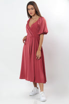 ميكا فستان ميدي كلوش ستان بفتحة صدر بكم قصير