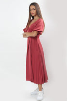 ميكا فستان ميدي كلوش ستان بفتحة صدر بكم قصير