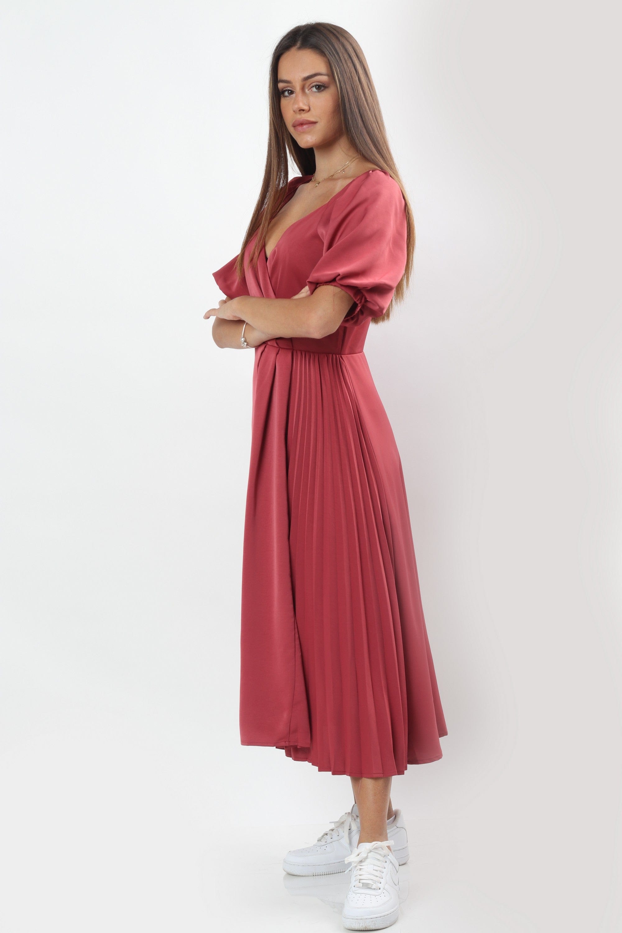 ميكا فستان ميدي كلوش ستان بفتحة صدر بكم قصير