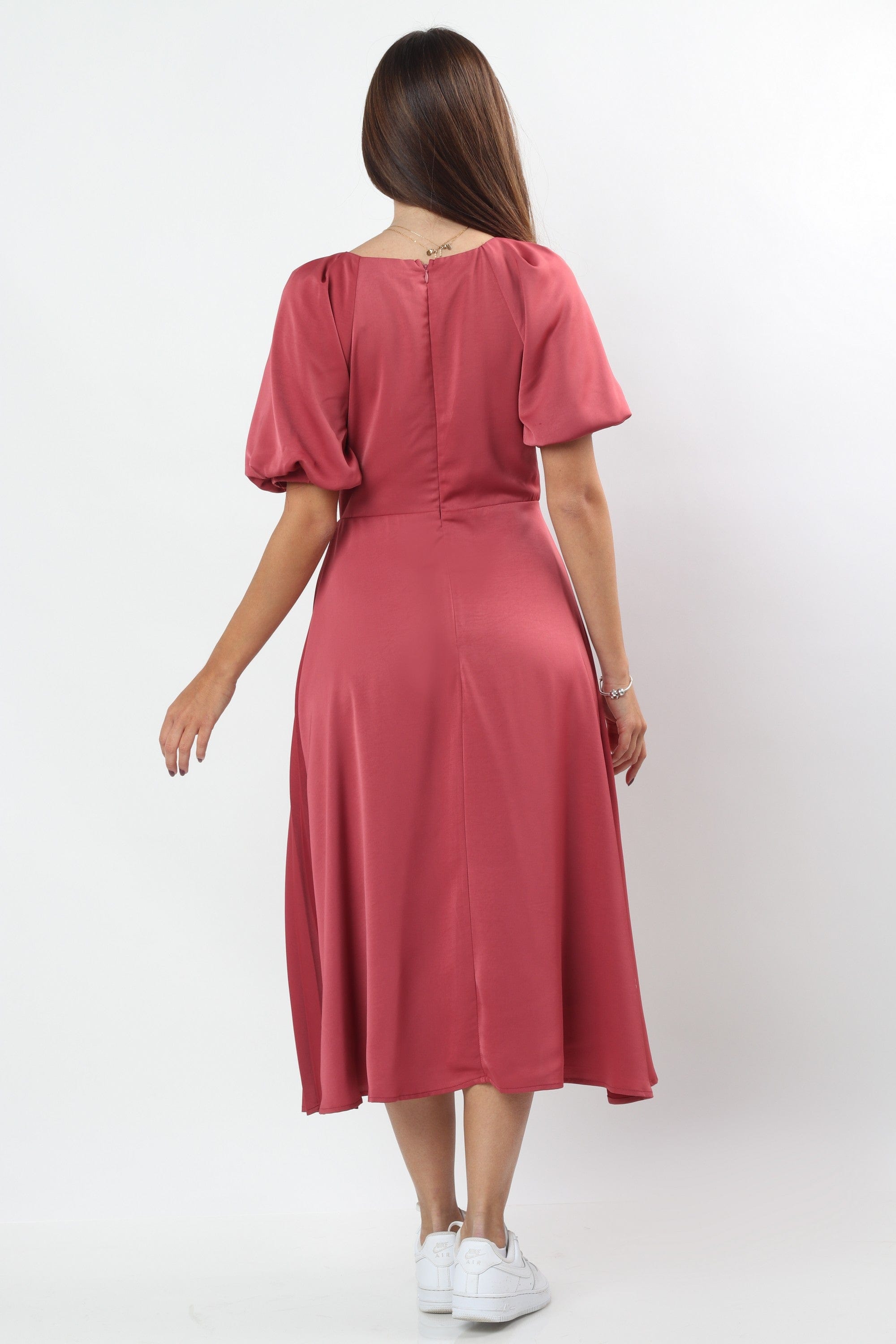 ميكا فستان ميدي كلوش ستان بفتحة صدر بكم قصير