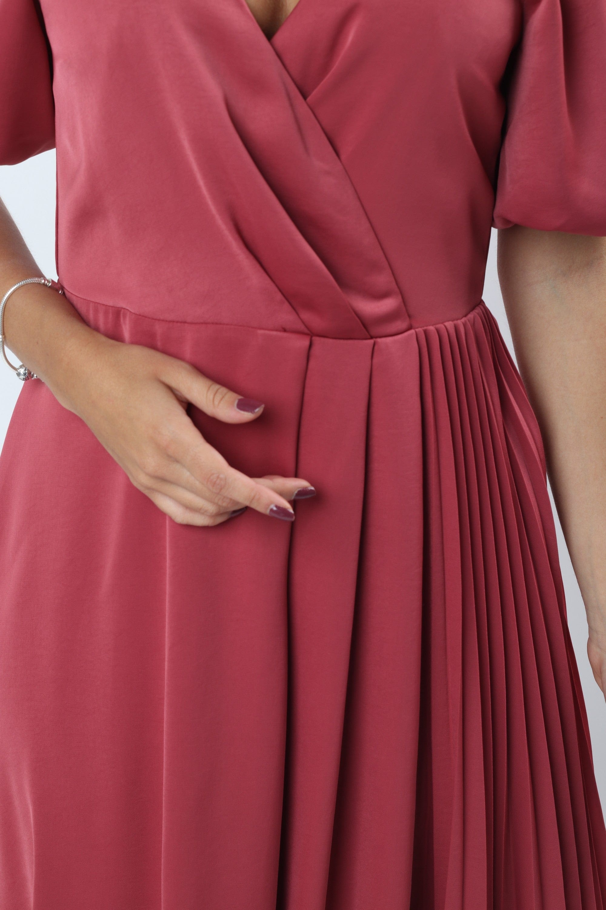 ميكا فستان ميدي كلوش ستان بفتحة صدر بكم قصير