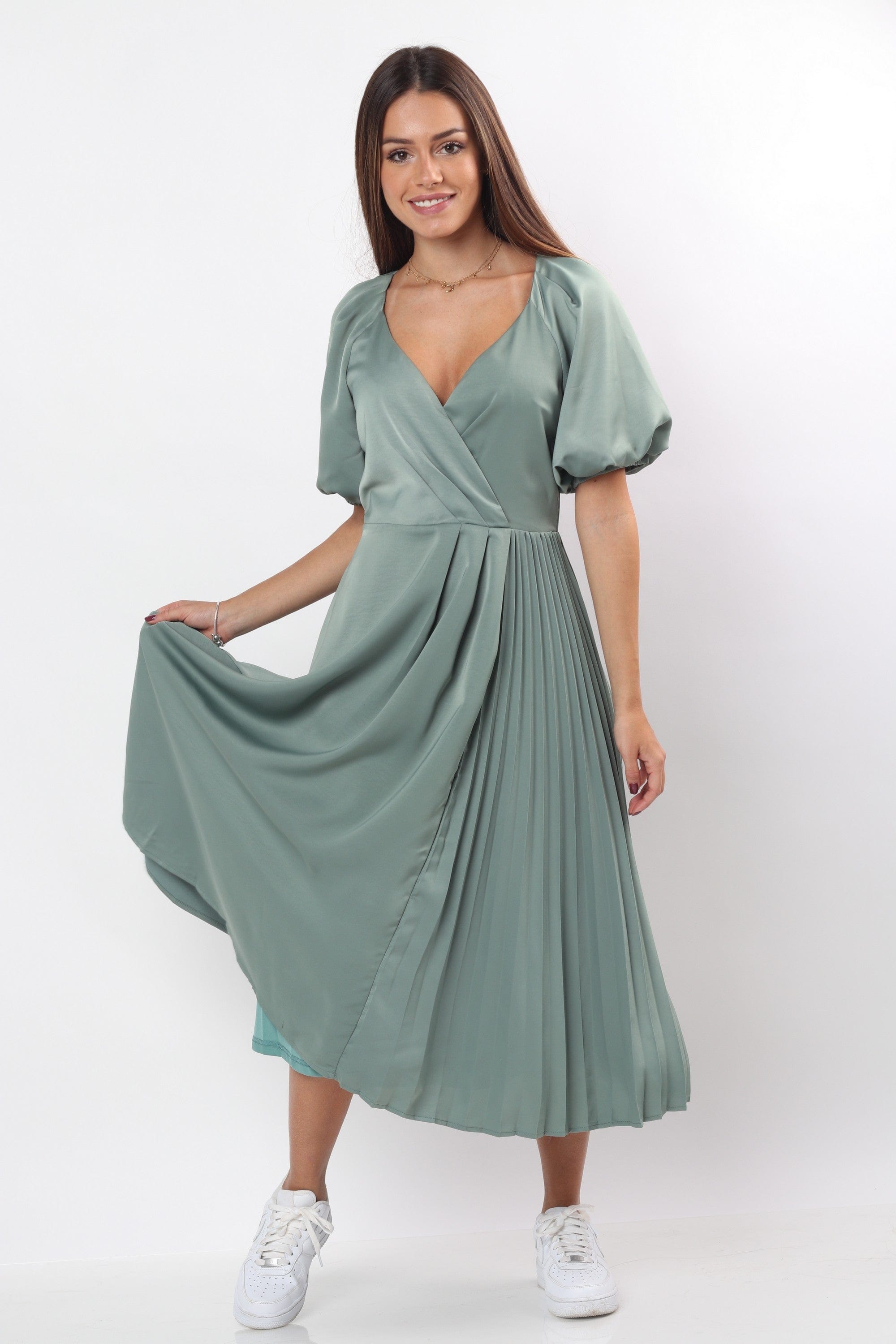 ميكا فستان ميدي كلوش ستان بفتحة صدر بكم قصير