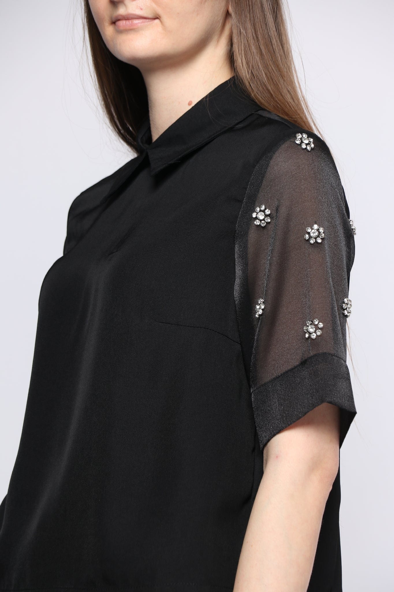 ميكا بلوزة سادة بياقة نص كم شيفون مطرز نسائي