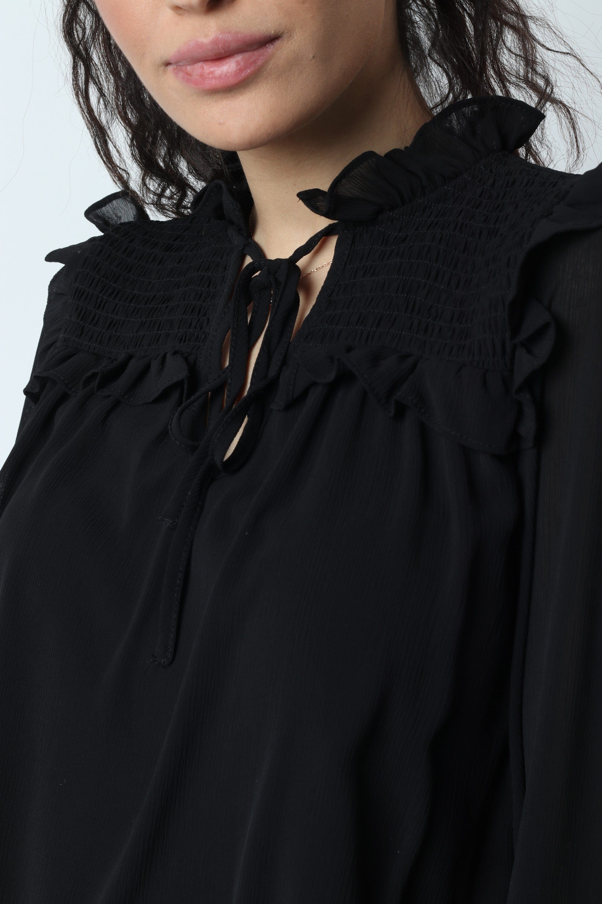 ميكا بلوزة صدر مربع مكشكش ورباط بكم طويل منفوخ نسائي