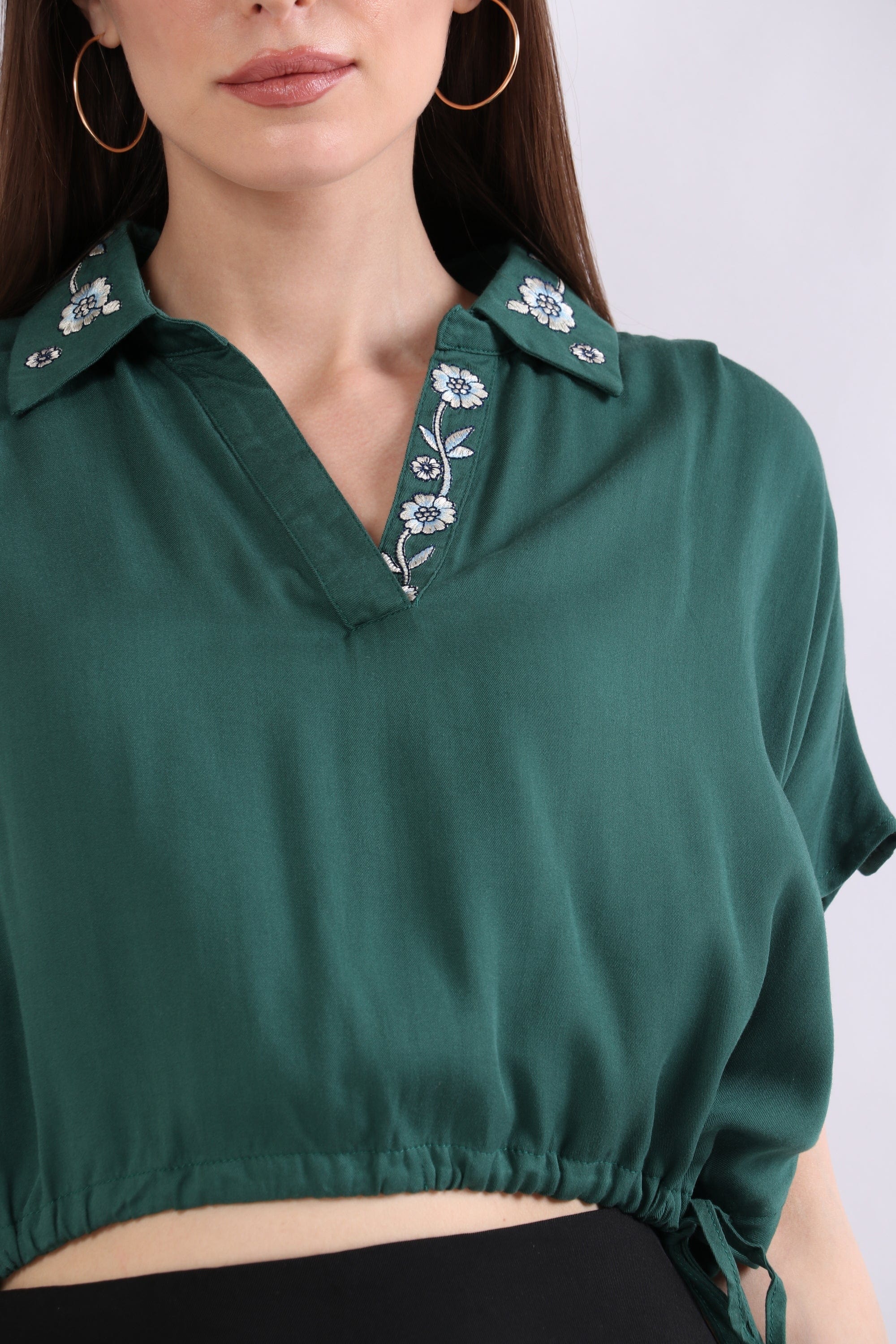 ميكا بلوزة بأكمام قصيرة بياقة مطرزة