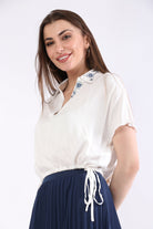 ميكا بلوزة بأكمام قصيرة بياقة مطرزة