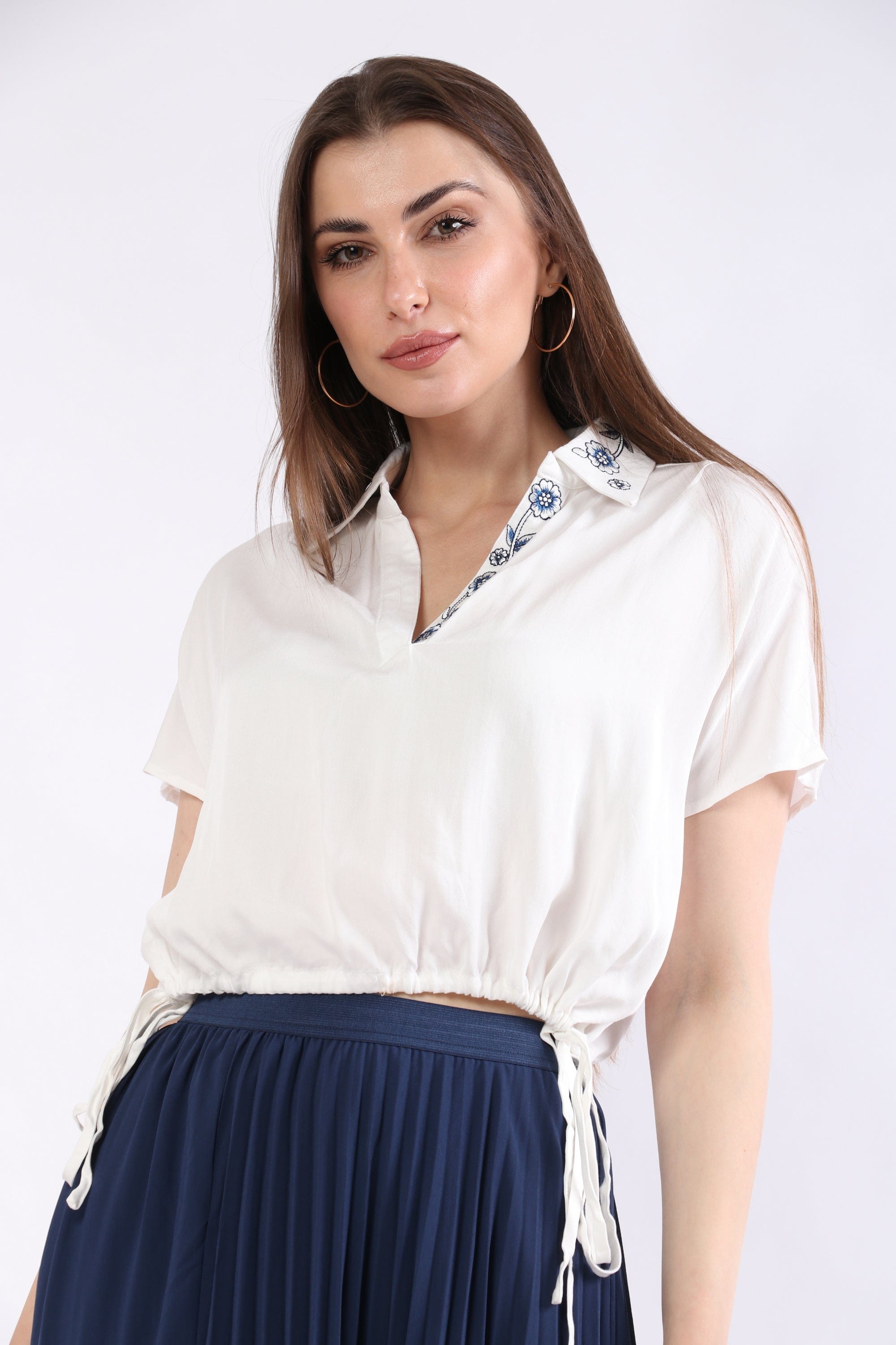 ميكا بلوزة بأكمام قصيرة بياقة مطرزة