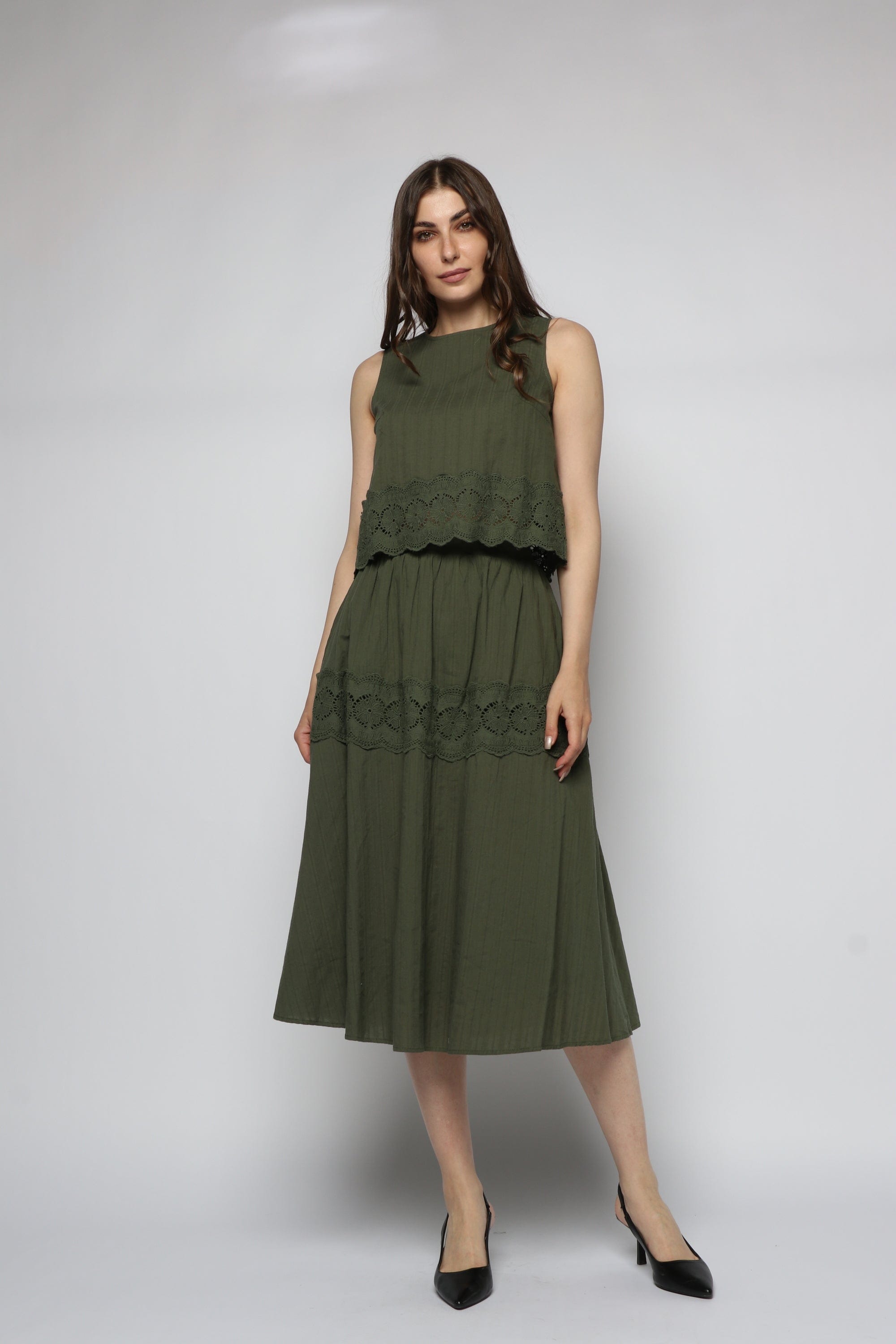 ميكا تنورة ميدي مخرم من المنتصف