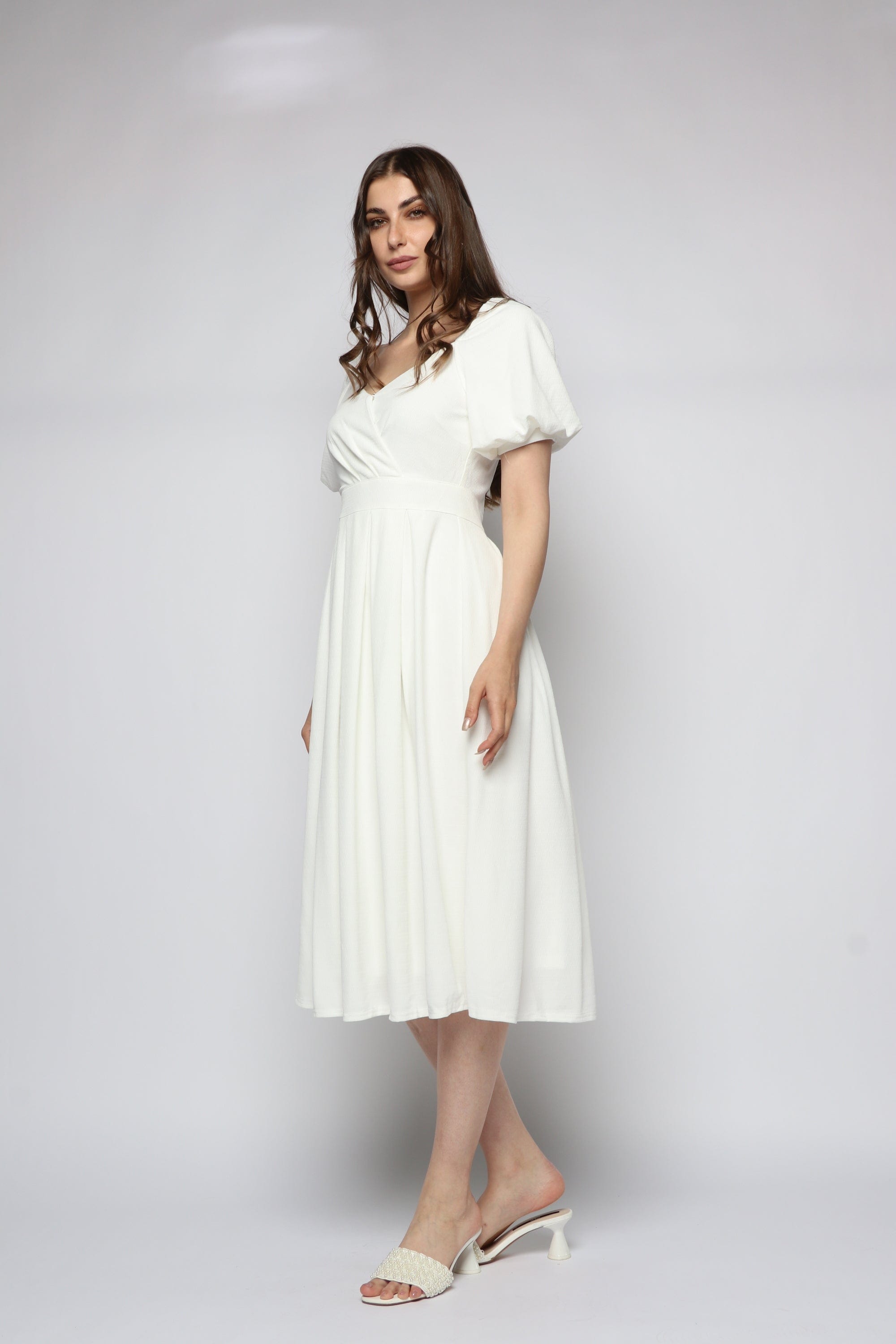 ميكا فستان ميدي بأكمام قصيرة سادة بفتحة صدر V