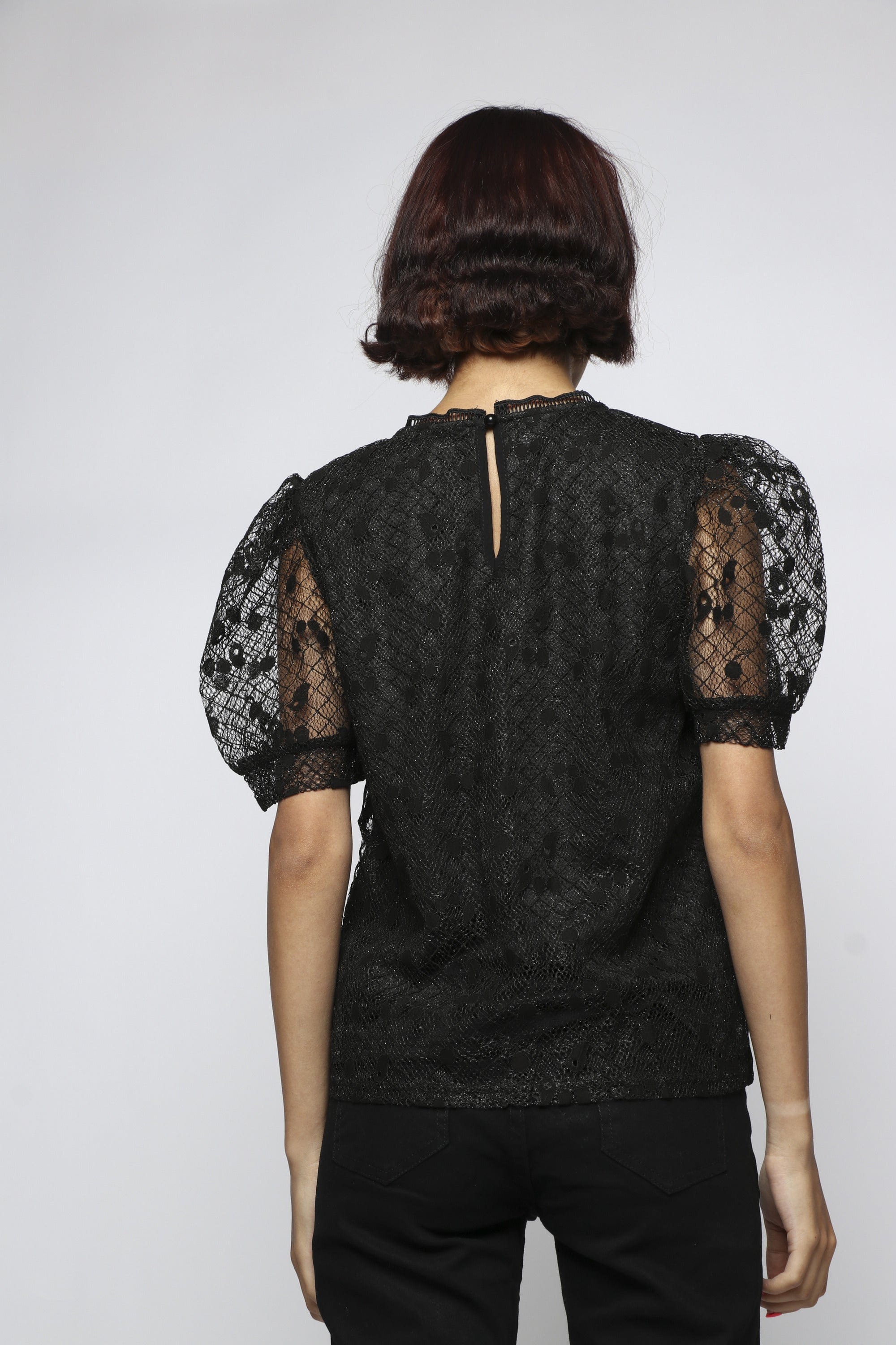 ميكا بلوزة بأكمام قصيرة شفافة بياقة دائرية