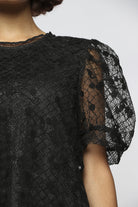 ميكا بلوزة بأكمام قصيرة شفافة بياقة دائرية