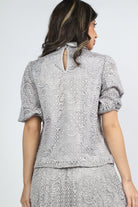 ميكا بلوزة دانتيل بياقة مطرزة بأكمام منفوخة نسائي