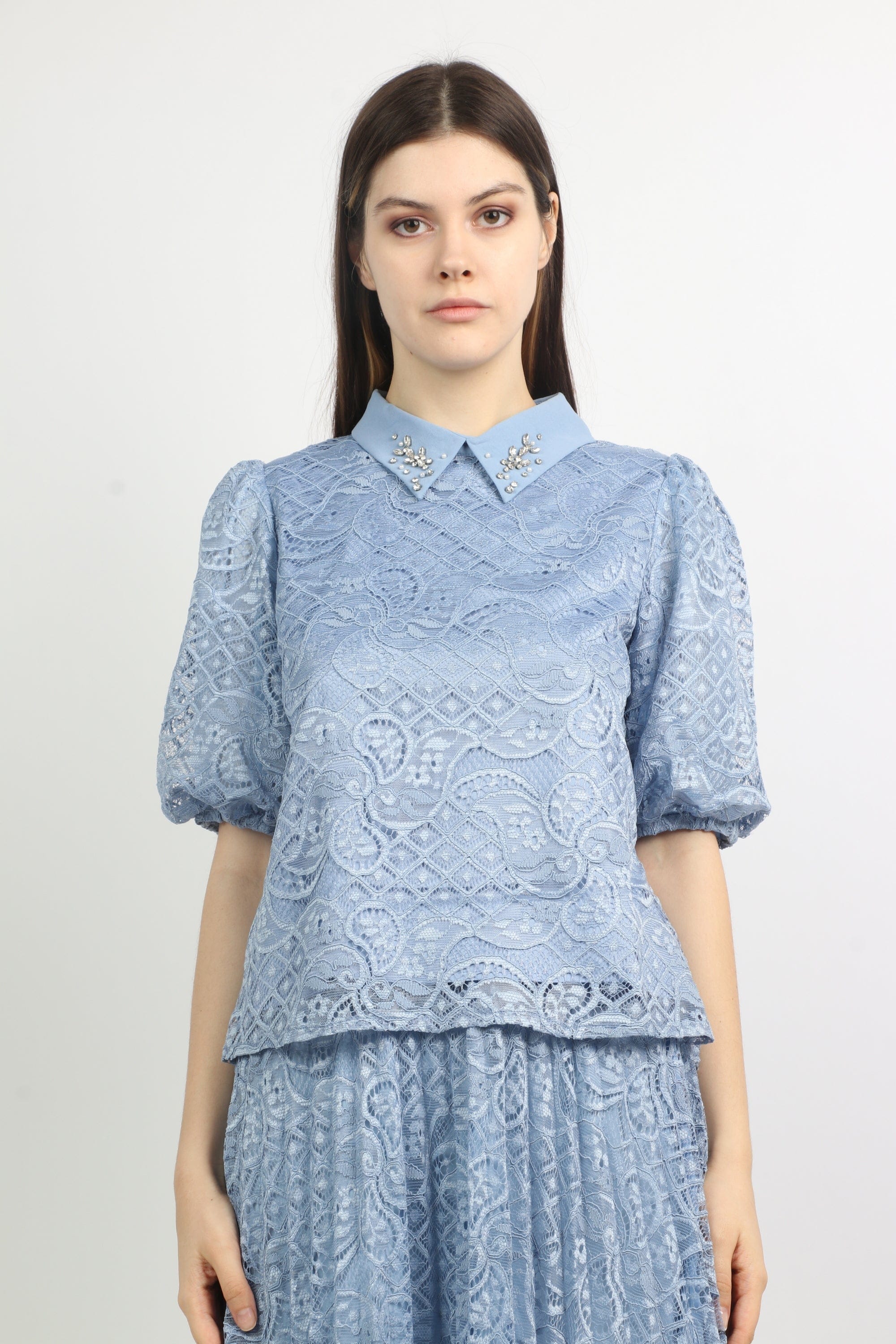 ميكا بلوزة دانتيل بياقة مطرزة بأكمام منفوخة نسائي