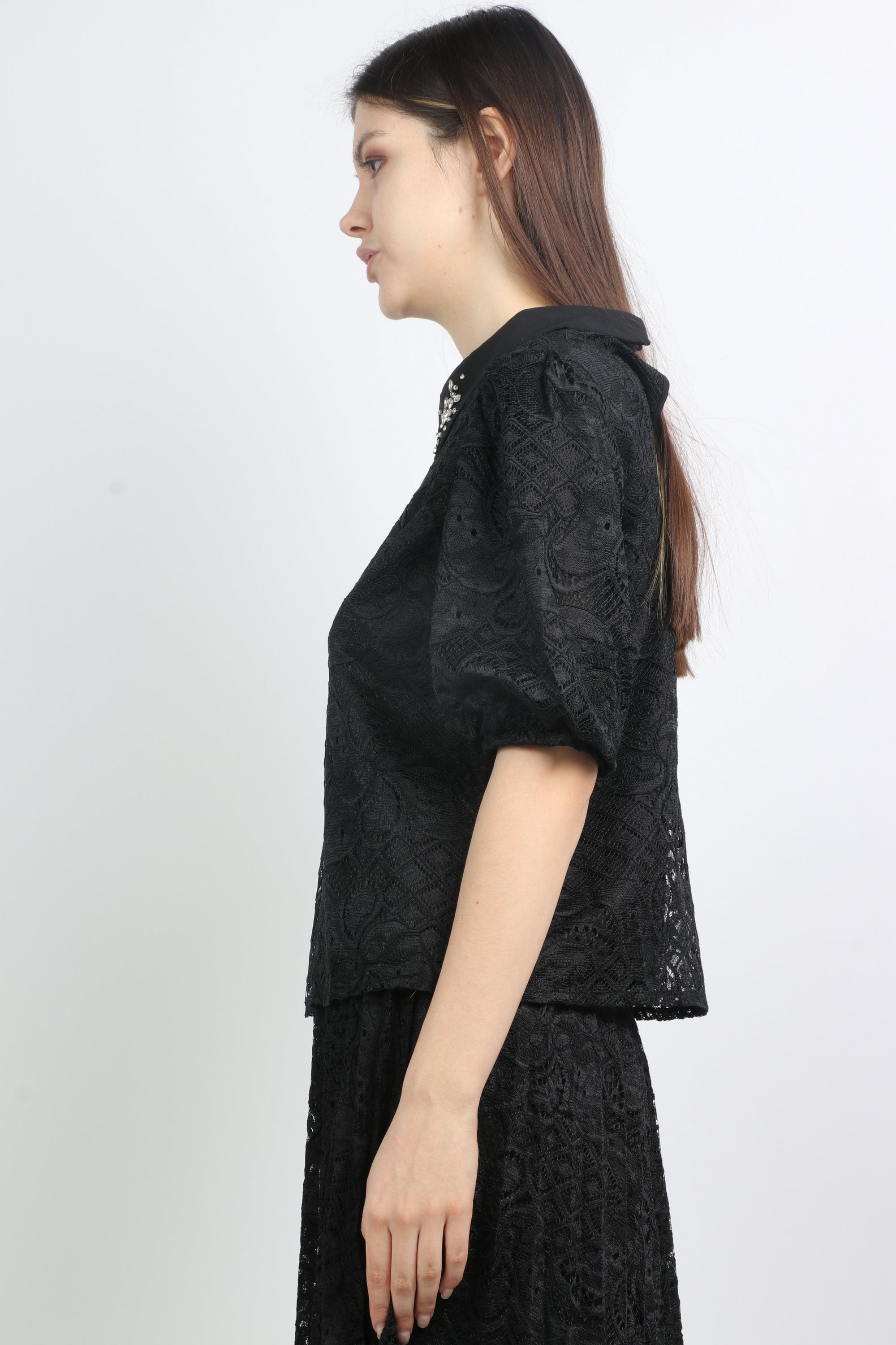 ميكا بلوزة دانتيل بياقة مطرزة بأكمام منفوخة نسائي