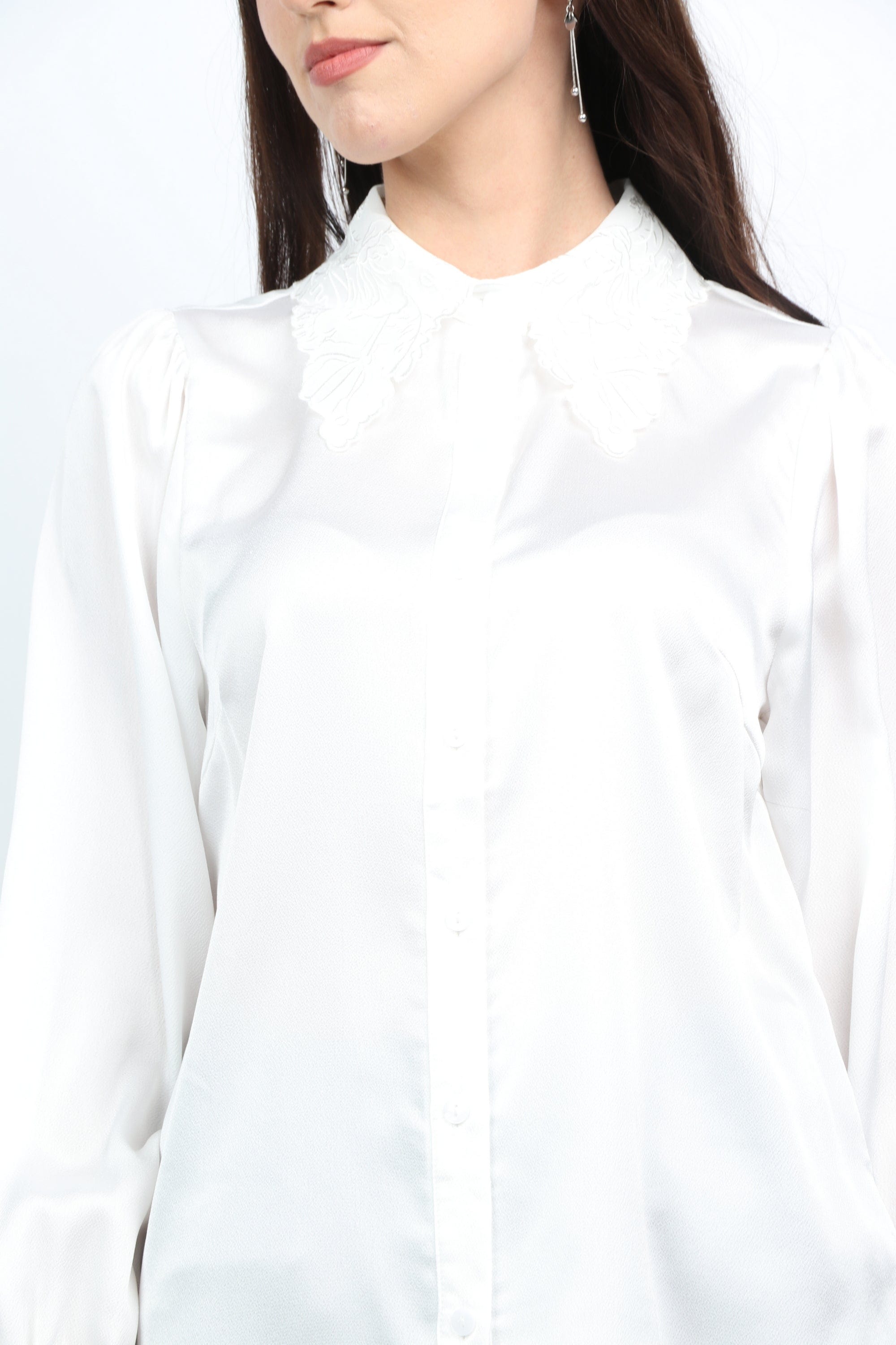 ميكا قميص سادة بأزرار أمامية بياقة دانتيل وكم طويل