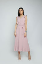 ميكا فستان ميدي بدون أكمام برباط خصر وأزرار على الصدر