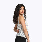 ميكا بلوزة مشجرة بأزرار جانبية وحمالات عريضة مكشكشة من أسفل نسائي