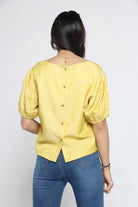 ميكا بلوزة بأكمام قصيرة بفتحة صدر مربعة