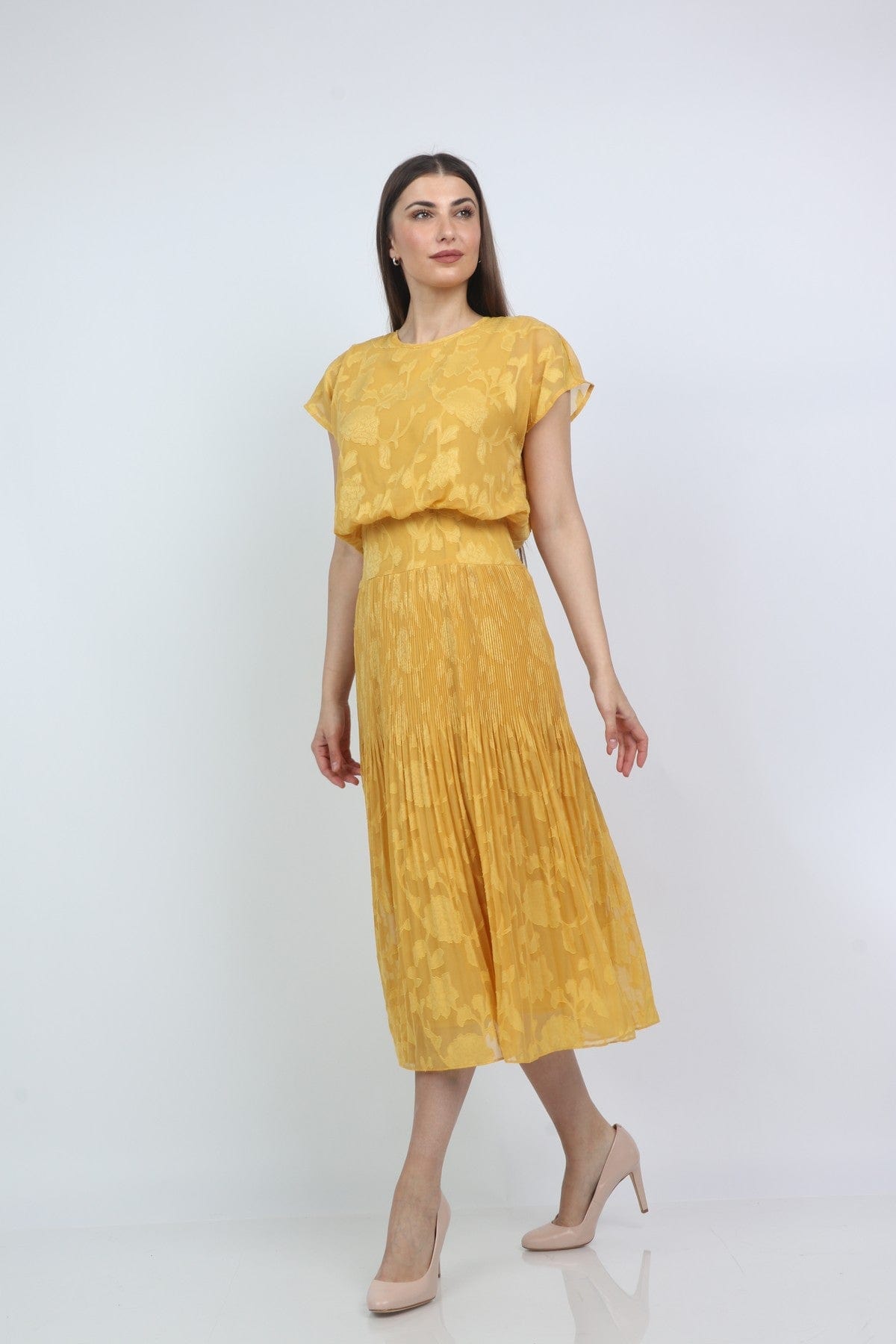 ميكا فستان ميدي مخصر بكم قصير