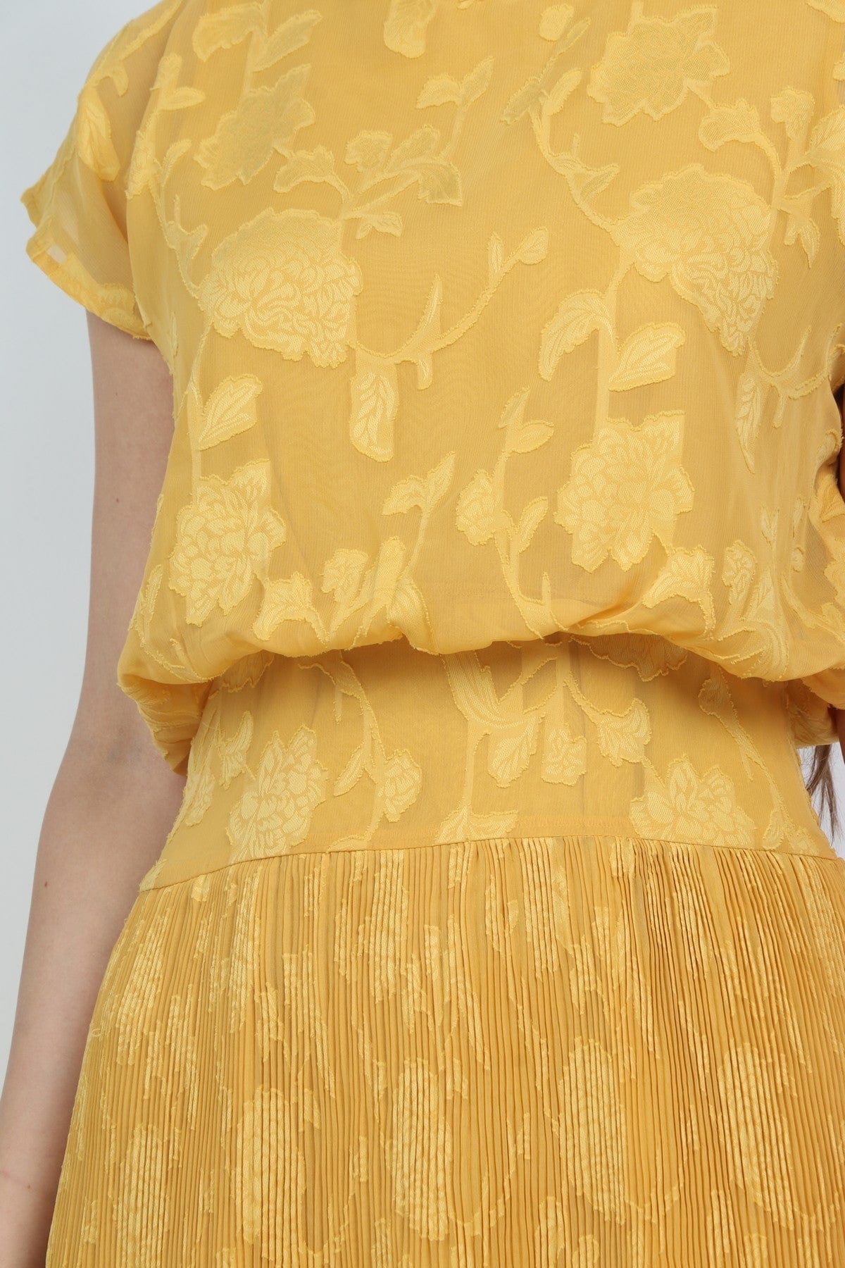 ميكا فستان ميدي مخصر بكم قصير