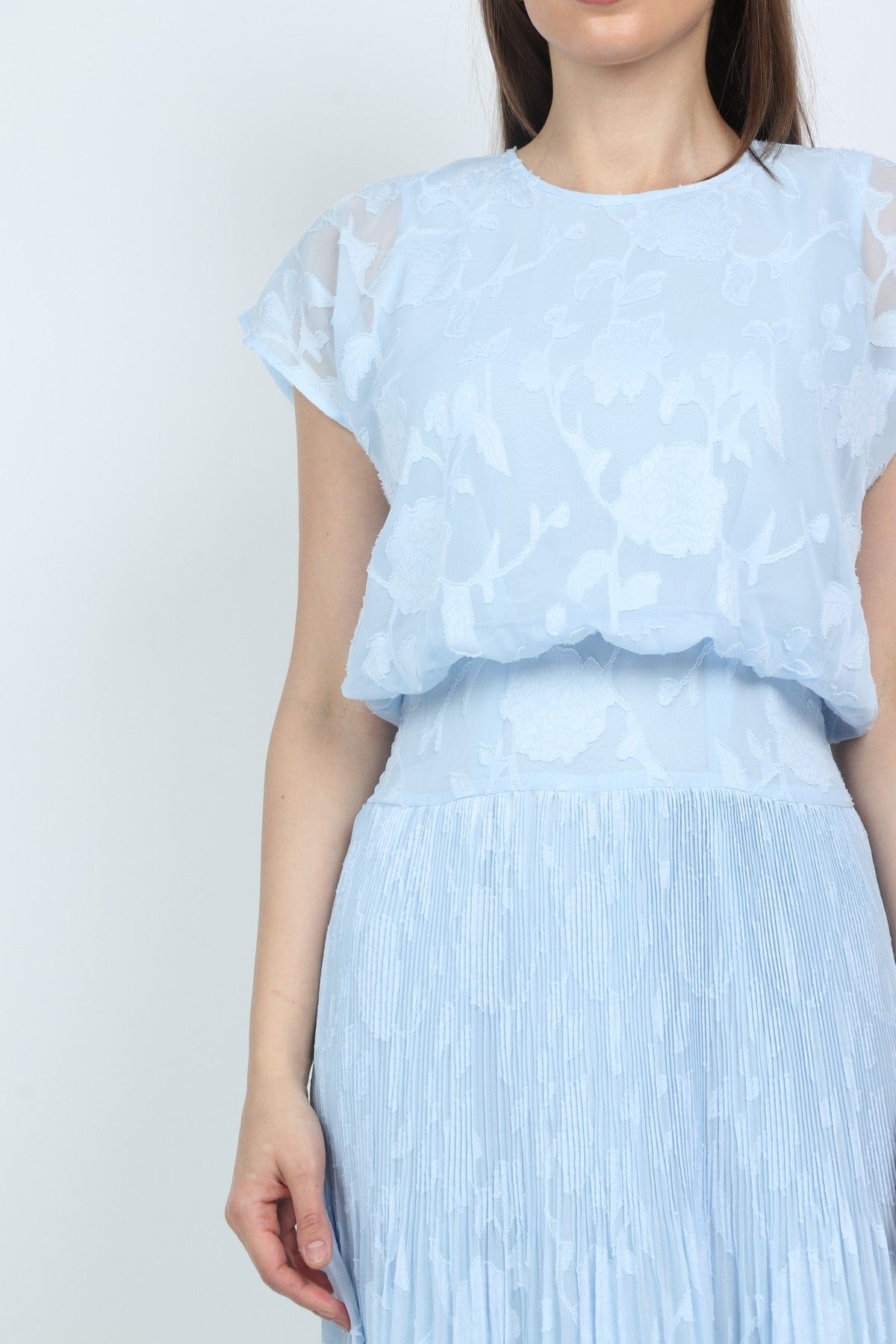 ميكا فستان ميدي مخصر بكم قصير