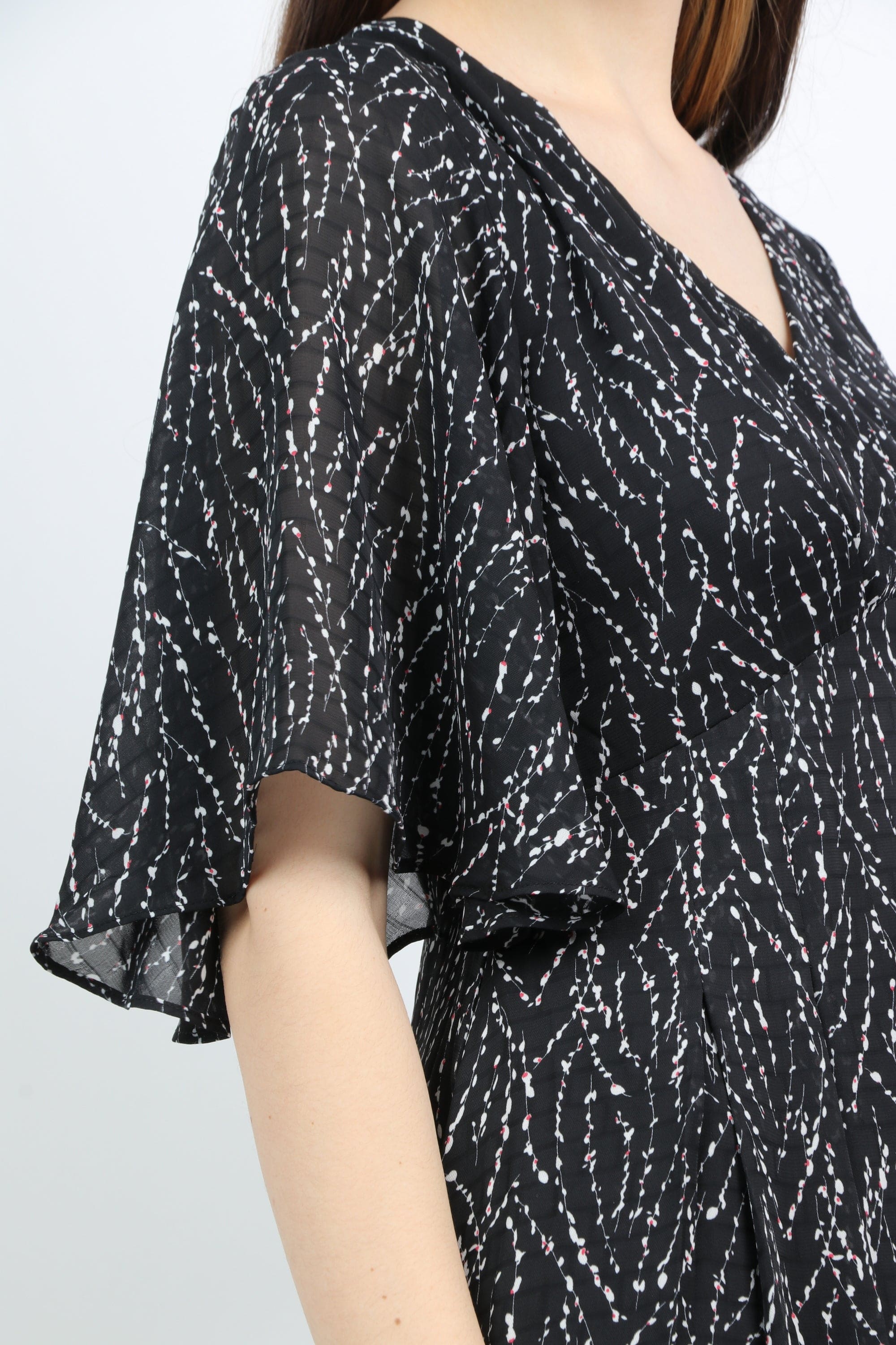 ميكا فستان ميدي منقوش فتحة رقبة سبعة كم فراشة قصير