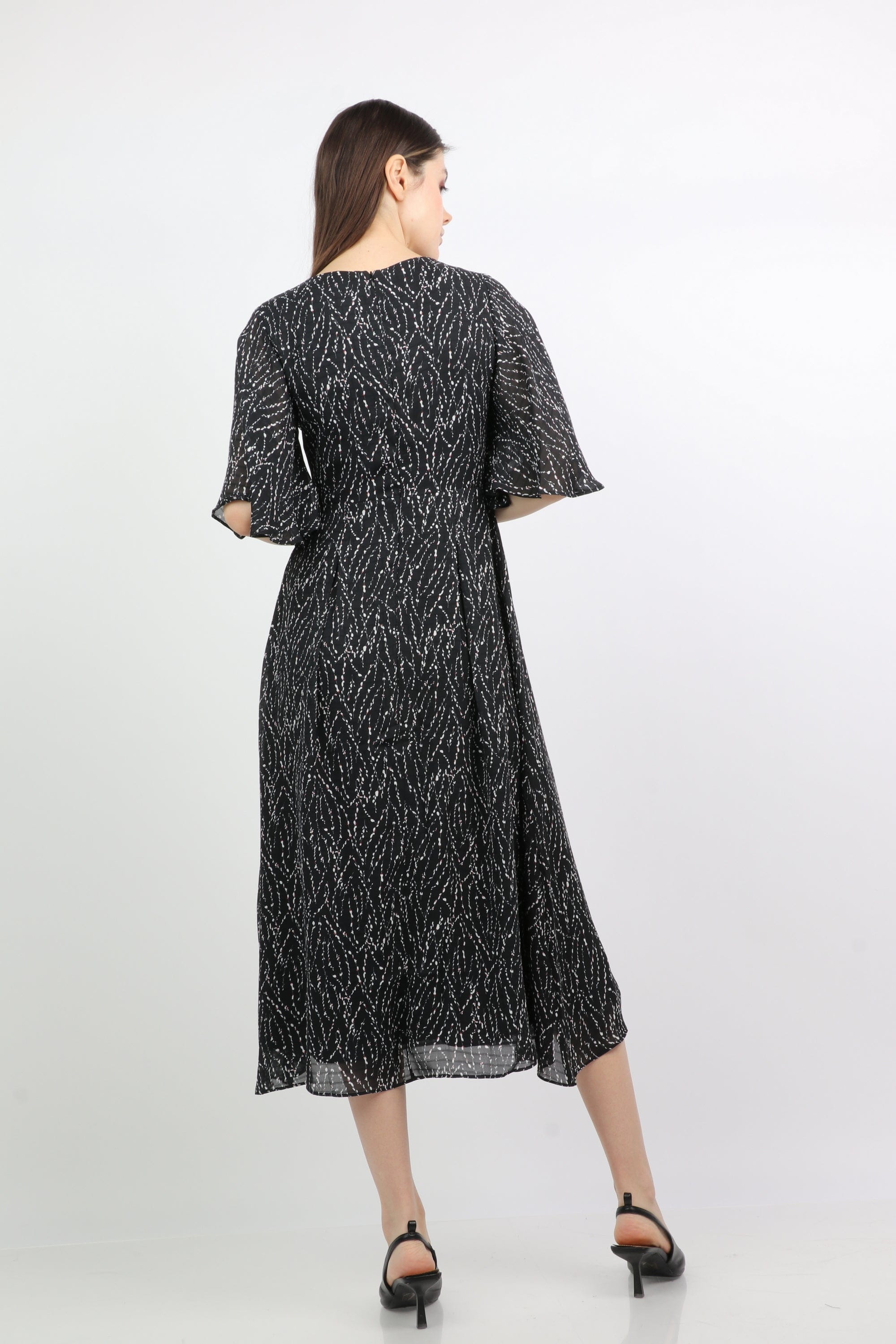 ميكا فستان ميدي منقوش فتحة رقبة سبعة كم فراشة قصير