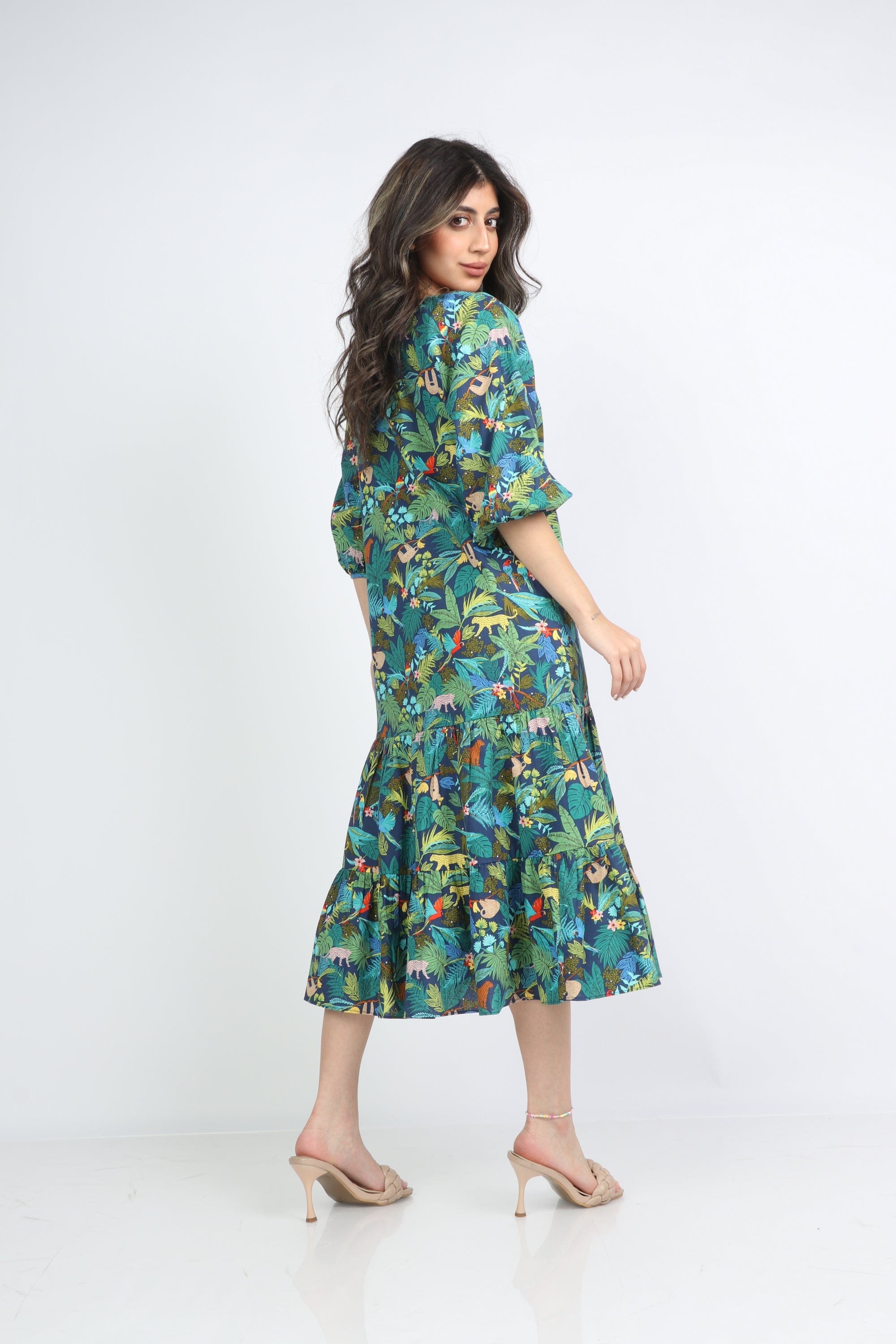 ميكا فستان ميدي مشجر بياقة مربعة كم قصير منفوش