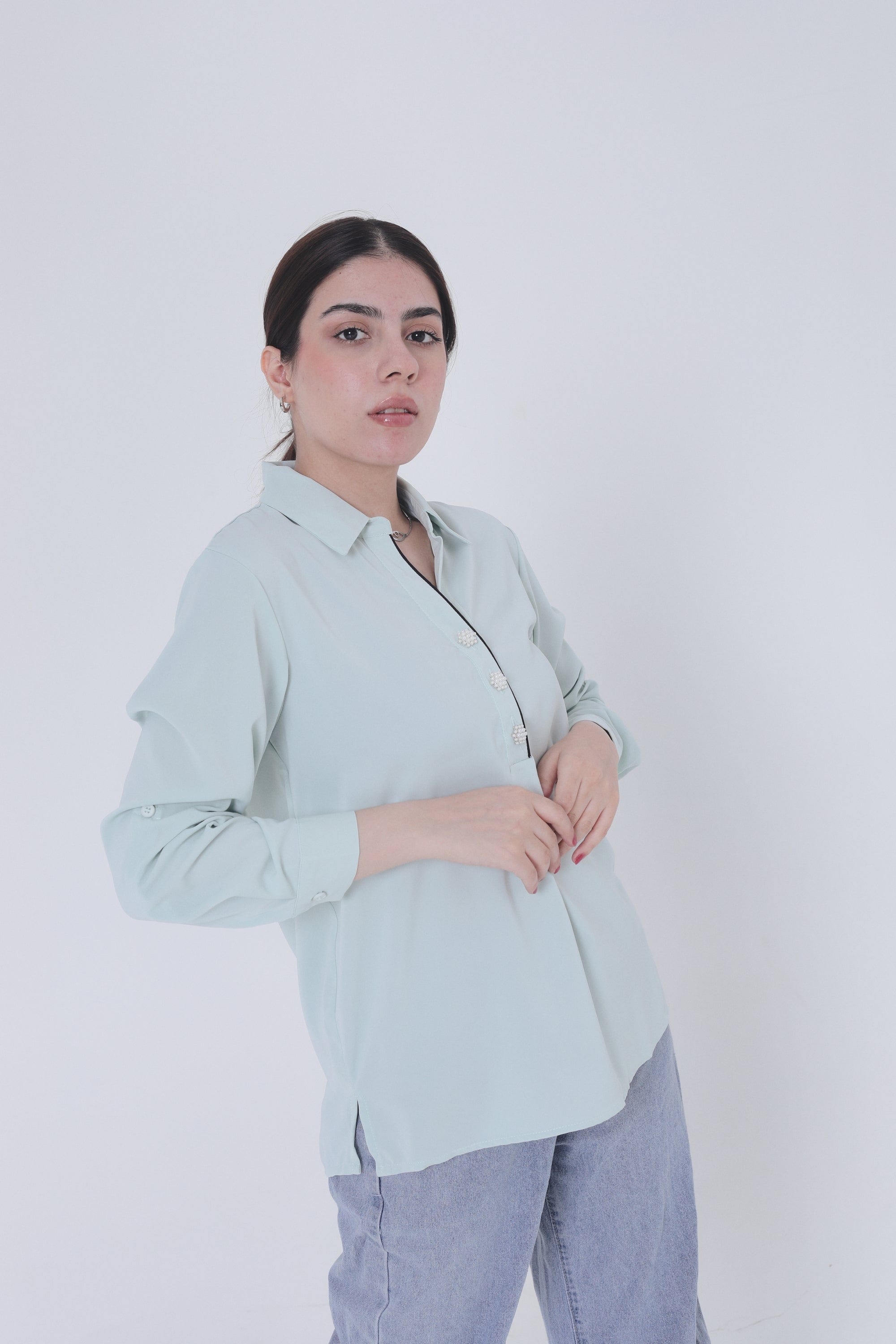 ميكا بلوزة سادة بأزرار أمامية بخط أسود وياقة كم طويل نسائي