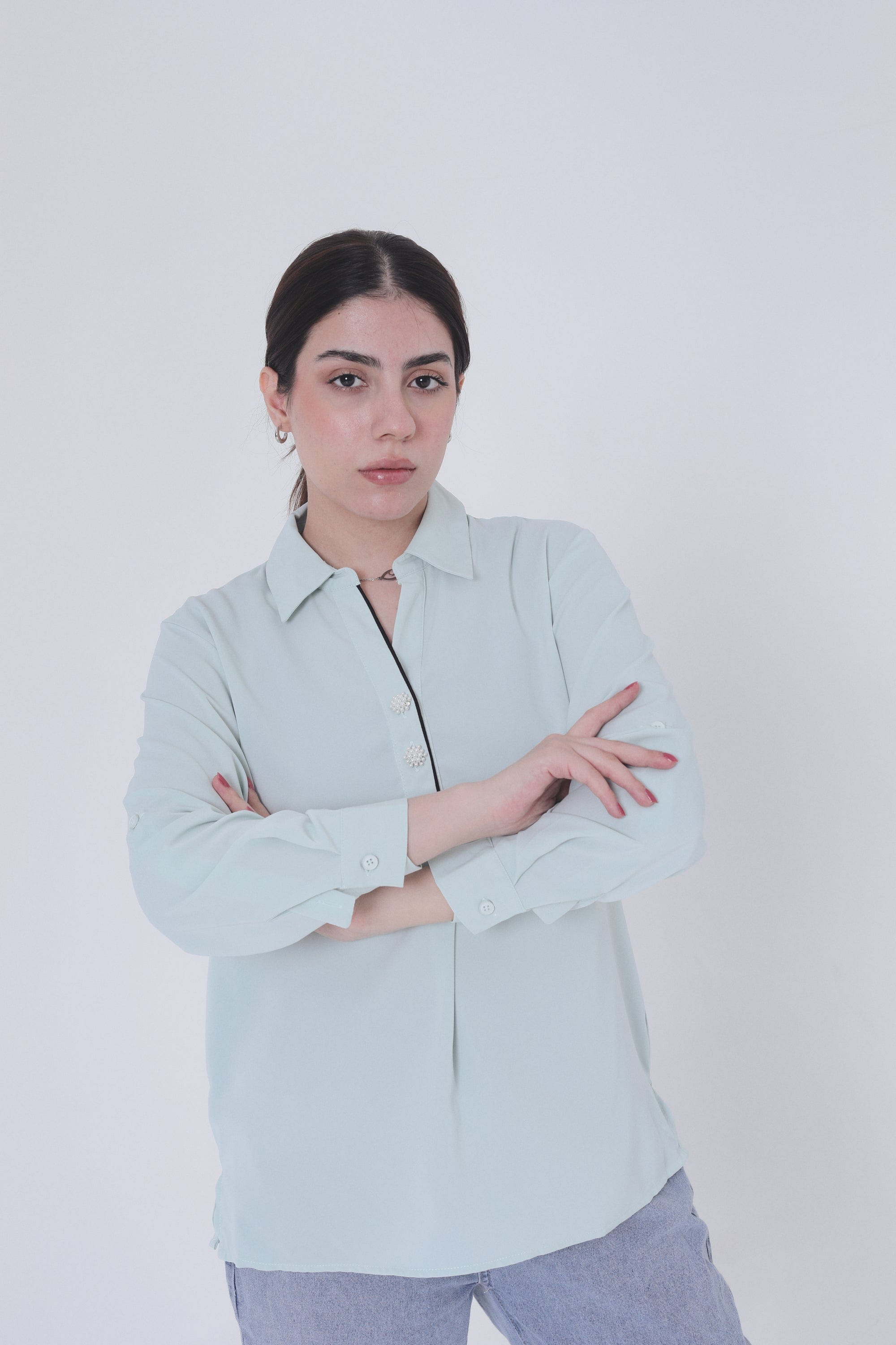 ميكا بلوزة سادة بأزرار أمامية بخط أسود وياقة كم طويل نسائي