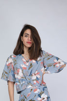 ميكا بلوزة مشجرة بأزرار أمامية وسيعة برقبة سبعة نص كم واسع نسائية